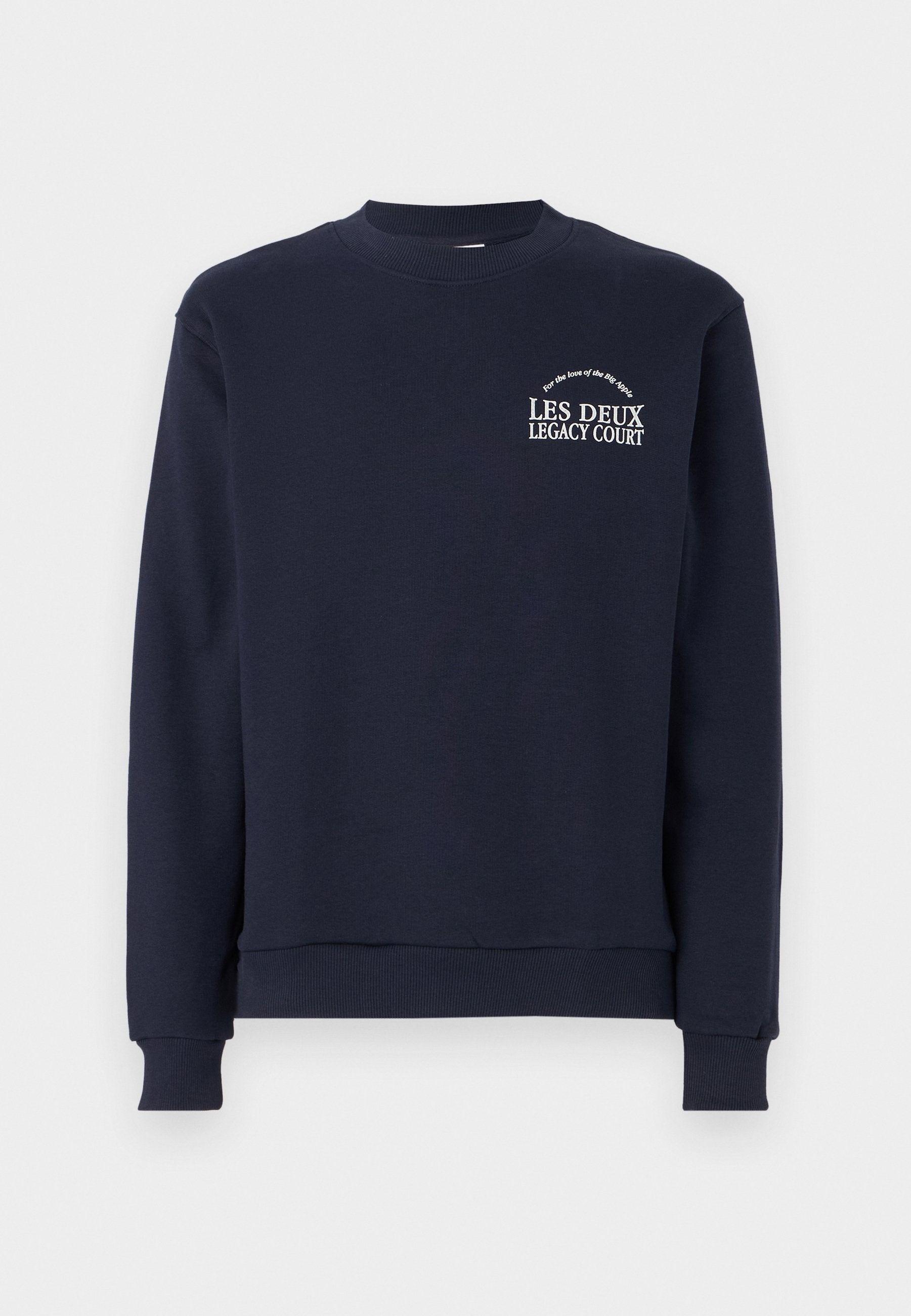 Marineblaues Sweatshirt, Rundhalsausschnitt, gerippte Bündchen. Die Vorderseite zeigt weißen Text "LES DEUX" über "LEGACY COURT" in einem gewölbten Design. Weiches Stoffgefühl.