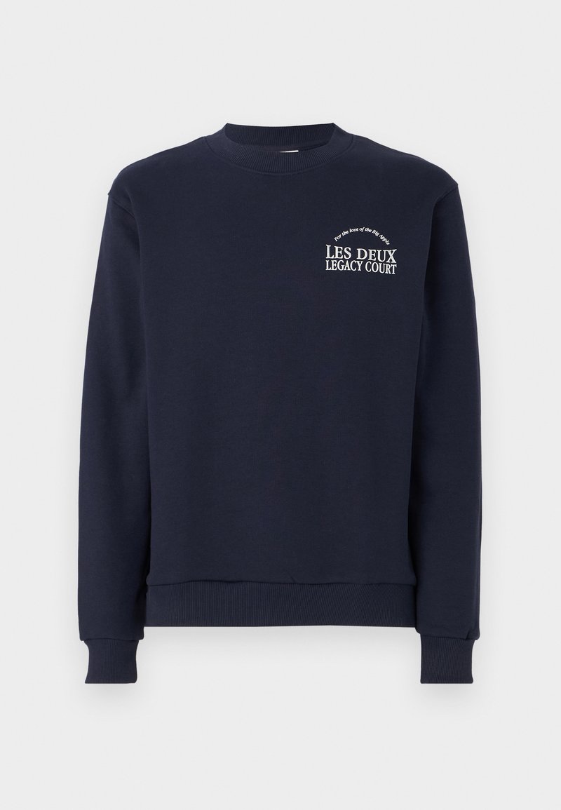 Marineblaues Sweatshirt, Rundhalsausschnitt, gerippte Bündchen. Die Vorderseite zeigt weißen Text "LES DEUX" über "LEGACY COURT" in einem gewölbten Design. Weiches Stoffgefühl.