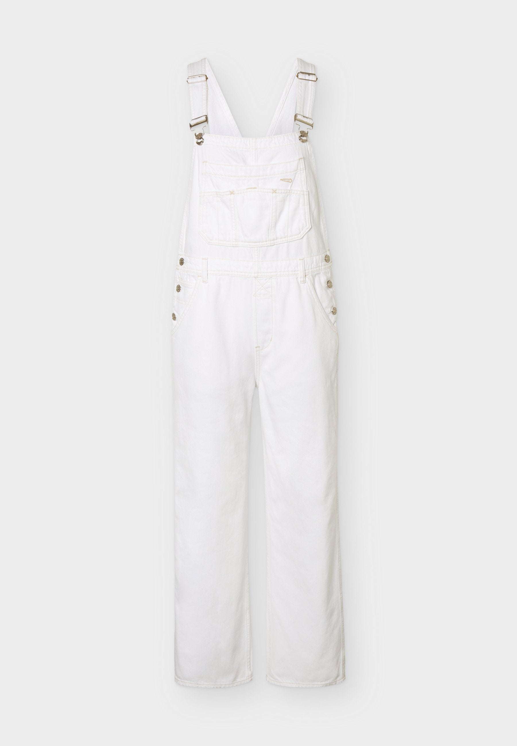 Weiße Denim-Latzhosen mit verstellbaren Schultergurten, einer vorderen Brusttasche, seitlichen Knöpfen und weiten, geraden Beinen, dargestellt auf neutralem Hintergrund.
