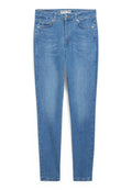 Schmal geschnittene blaue Jeans aus Denim mit glatter Oberfläche, fünf Taschen, Knopfverschluss und Logotag am Bund.