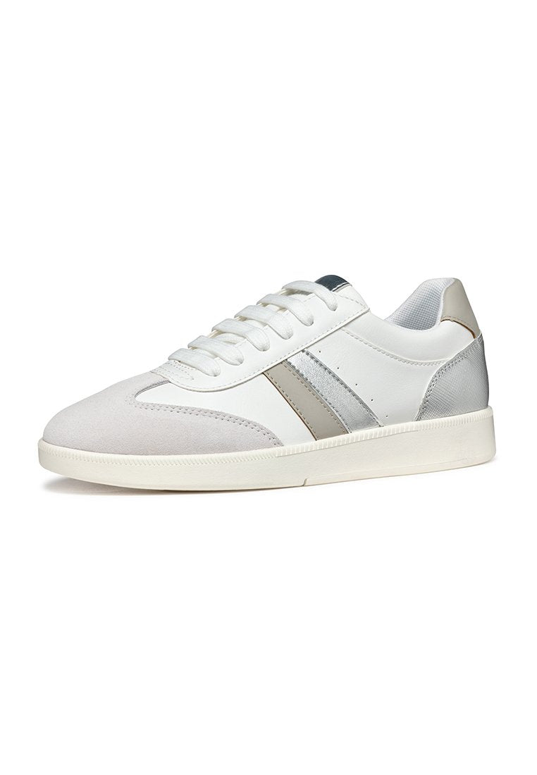 Weißer Sneaker mit Wildleder-Zehenkappe und silbernen Akzenten. Verfügt über ein strukturiertes Mesh-Panel und flache Schnürsenkel. Gummisohle und abgerundete Form.