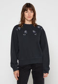 Dunkelgrauer Sweatshirt mit langen Ärmeln, Rundhalsausschnitt und floralen Stickereien in Blau und Weiß auf der Vorderseite. Weicher Stoff und lockere Passform.