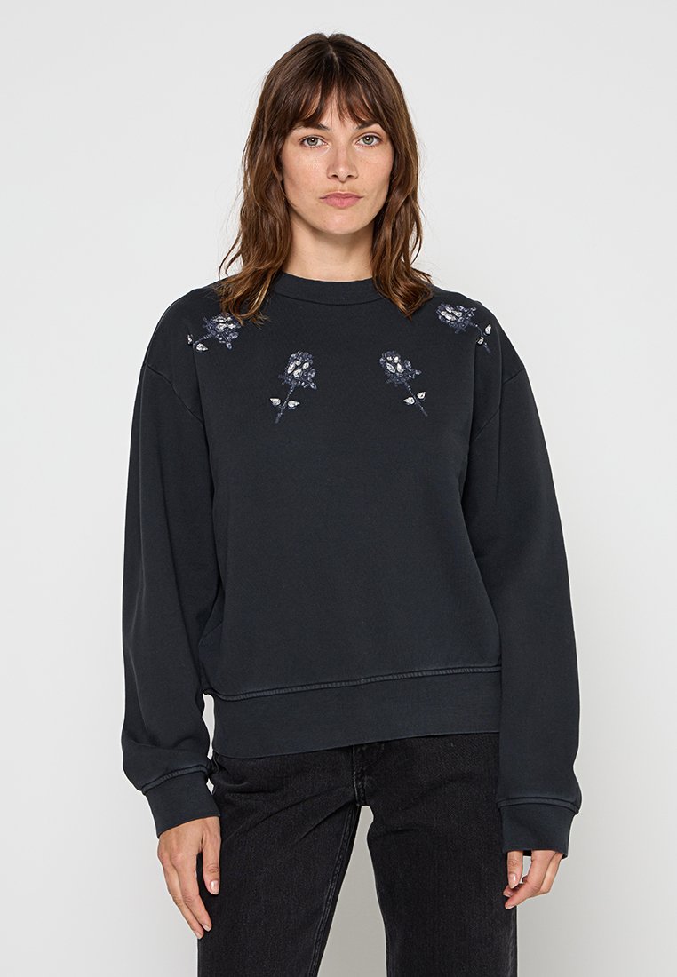 Dunkelgrauer Sweatshirt mit langen Ärmeln, Rundhalsausschnitt und floralen Stickereien in Blau und Weiß auf der Vorderseite. Weicher Stoff und lockere Passform.
