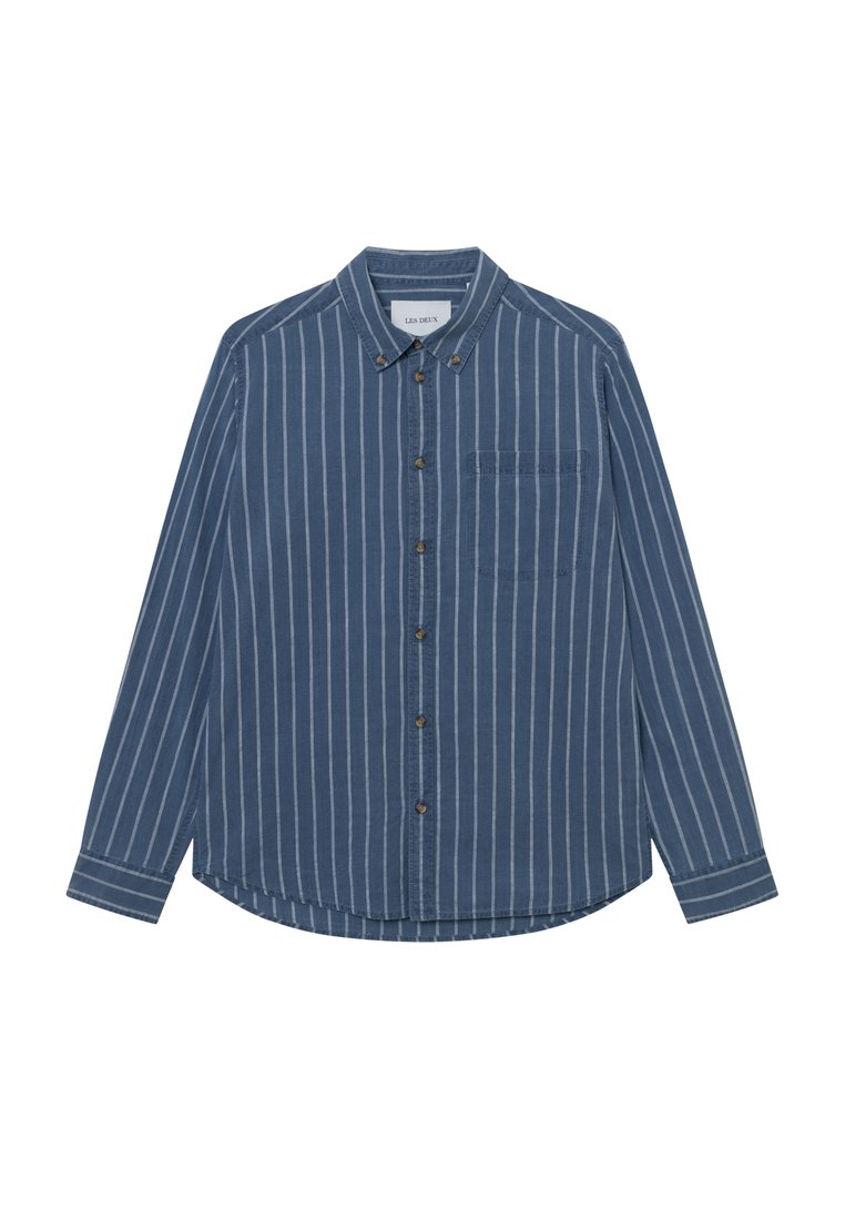 Hemd mit Knöpfen aus dunkelblauem Denim, vertikalen weißen Streifen, langen Ärmeln, einer einzelnen Brusttasche und einem abgerundeten Saum.
