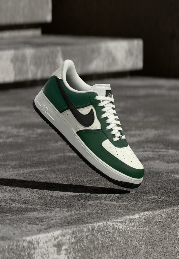 Nike Sportswear AIR FORCE 1 '07 LV8 SPORT - Trainers - fir/black/sail/coconut milk/team red/dutch green