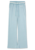 Hellblaue Pyjamahose aus weichem Stoff, mit weißem Karomuster, elastischem Bund mit Kordelzug und legerem weitem Schnitt.