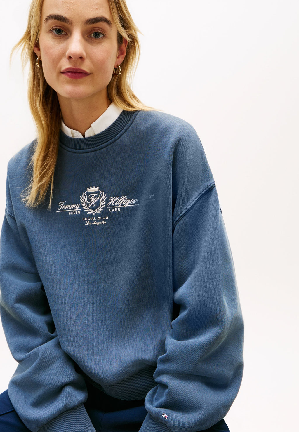 CREST EMBROIDERY RELAXED TERRY SWEATSHIRT Media 5