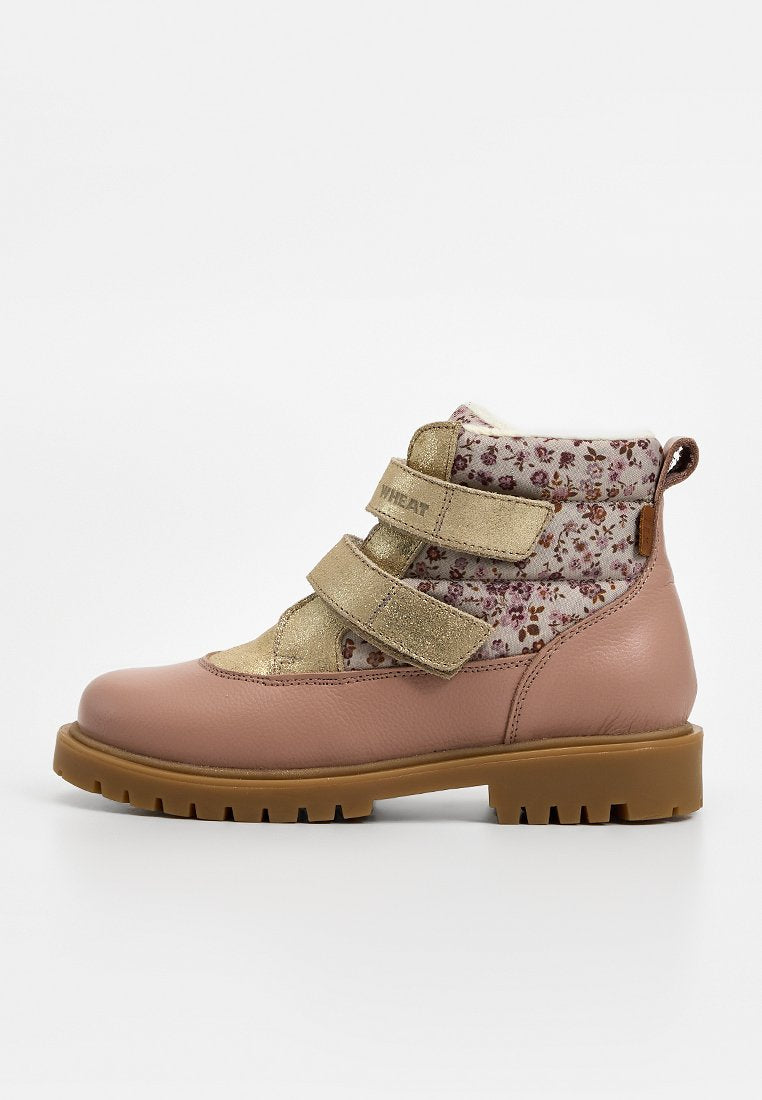 Rosa Leder-Stiefelette mit floralem Stoffeinsatz, goldfarbenen Klettverschlüssen und brauner Gummisohle. Strukturierte Oberseite und gepolsterter Kragen.
