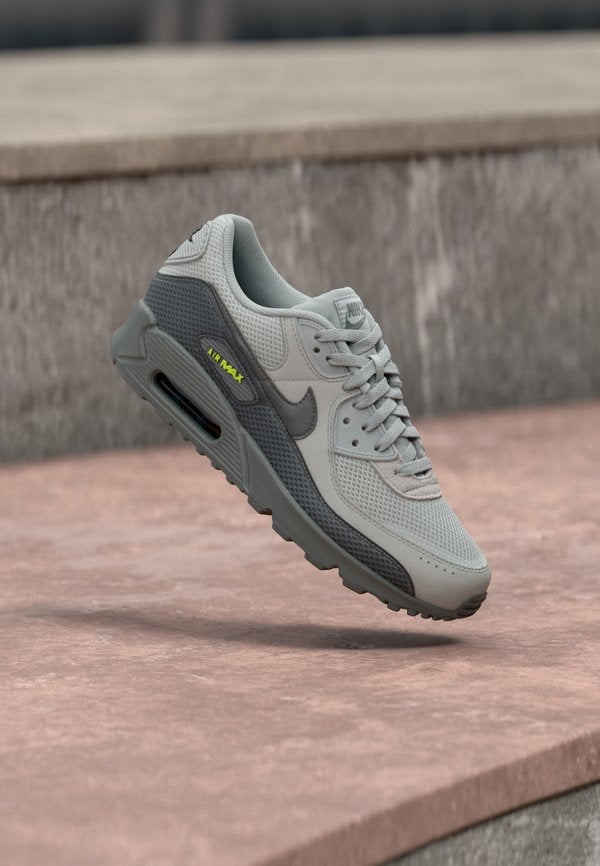 Nike Sportswear AIR MAX 90 - Trainers - light smoke grey/iron grey/smoke grey/volt