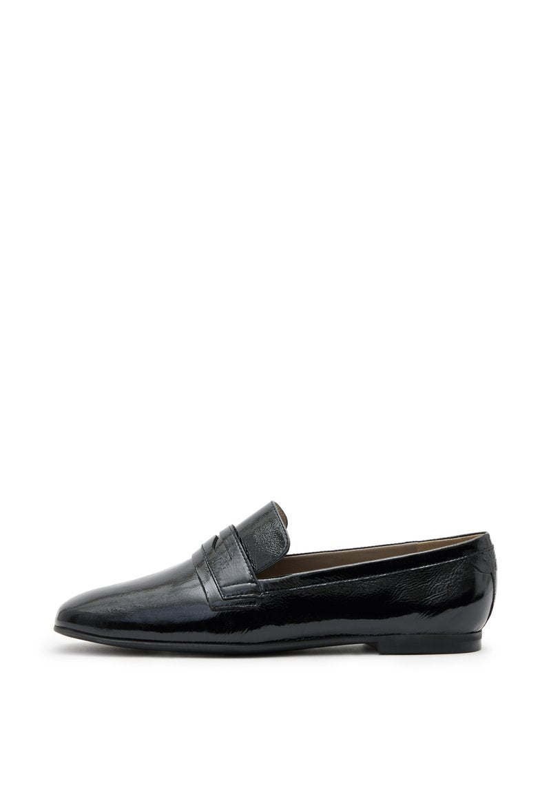 Schwarze Lederloafers mit hochglänzender Oberfläche, spitzem Zeh und dezentem Stickdetails auf dem Obermaterial. Schlanker Schnitt und niedriger Absatz.