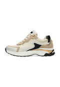 Sneaker mit einem weißen Mesh-Obermaterial, beigen Wildledereinsätzen, schwarzen Akzenten, metallischen goldenen Details und einer strukturierten schwarzen Gummisohle.