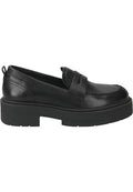 Schwarze Lederloafers mit einer niedrigen, klobigen Gummisohle, die ein auffälliges, überliegendes Riemendetail und eine glatte Textur aufweisen.