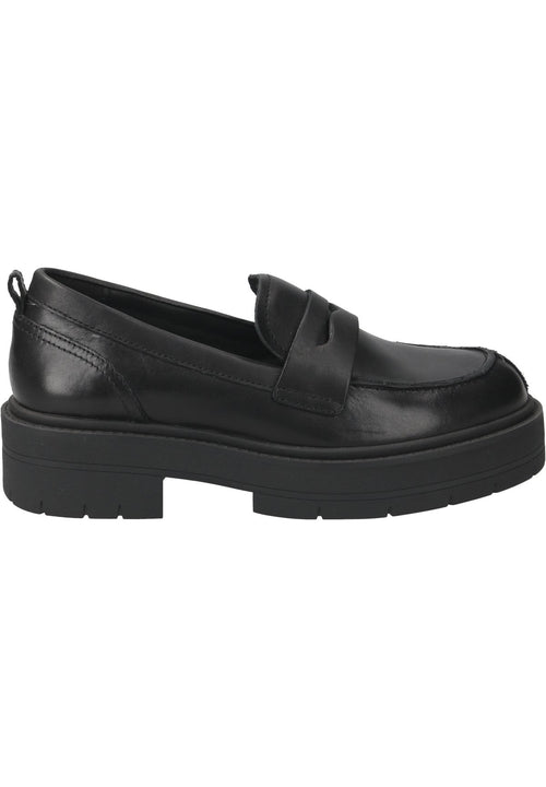 Schwarze Lederloafers mit einer niedrigen, klobigen Gummisohle, die ein auffälliges, überliegendes Riemendetail und eine glatte Textur aufweisen.