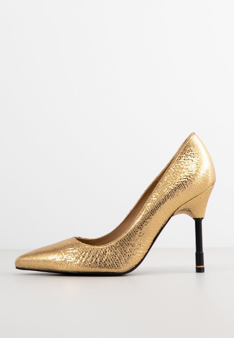 Goldene High-Heelschuh mit spitzem Zeh und strukturiertem Finish. Besitzt einen schlanken, schwarzen Stiletto-Absatz mit einem goldenen Akzentband.