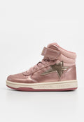 Rosa metallische High-Top-Sneaker mit einem Klettverschluss, goldener Sternelement und einer beigen Sohle mit pinkem Untergrund. Glatte Textur überall.