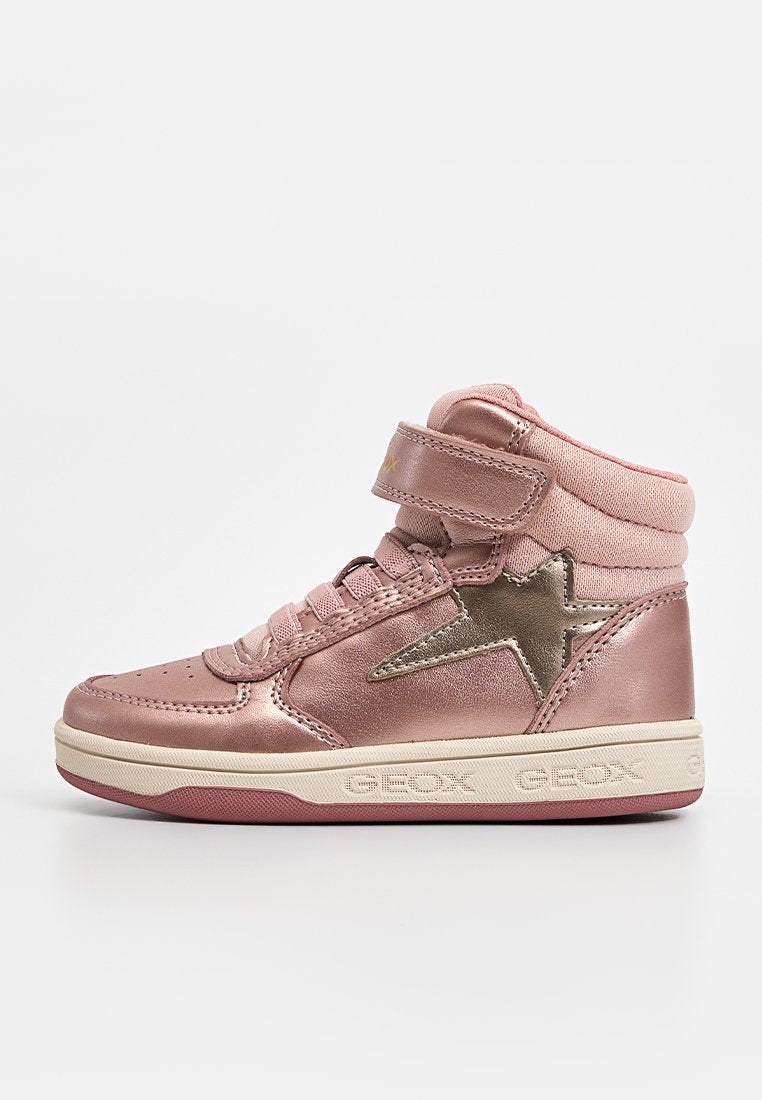 Rosa metallische High-Top-Sneaker mit einem Klettverschluss, goldener Sternelement und einer beigen Sohle mit pinkem Untergrund. Glatte Textur überall.