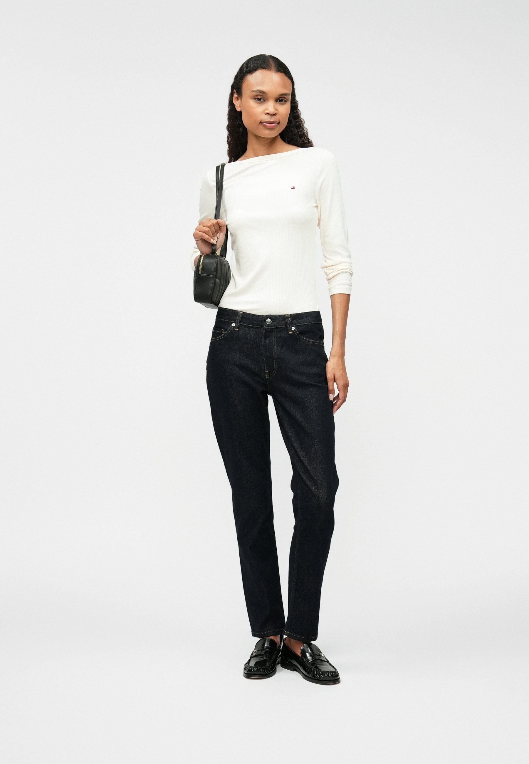 RIBBED SLIM BOAT NECK LONG SLEEVE T-SHIRT Media 2