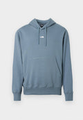 Blauer Kapuzenpullover mit Kängurutasche vorne und kleinem weißen The North Face-Logo, das in der Mitte der Brust sitzt.