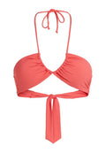 Korallenfarbener Bikini-Oberteil mit verstellbaren dünnen Trägern, gerafftem Stoff an der Brust und einer vorderen Schnürung. Glatte Textur, minimales Design.