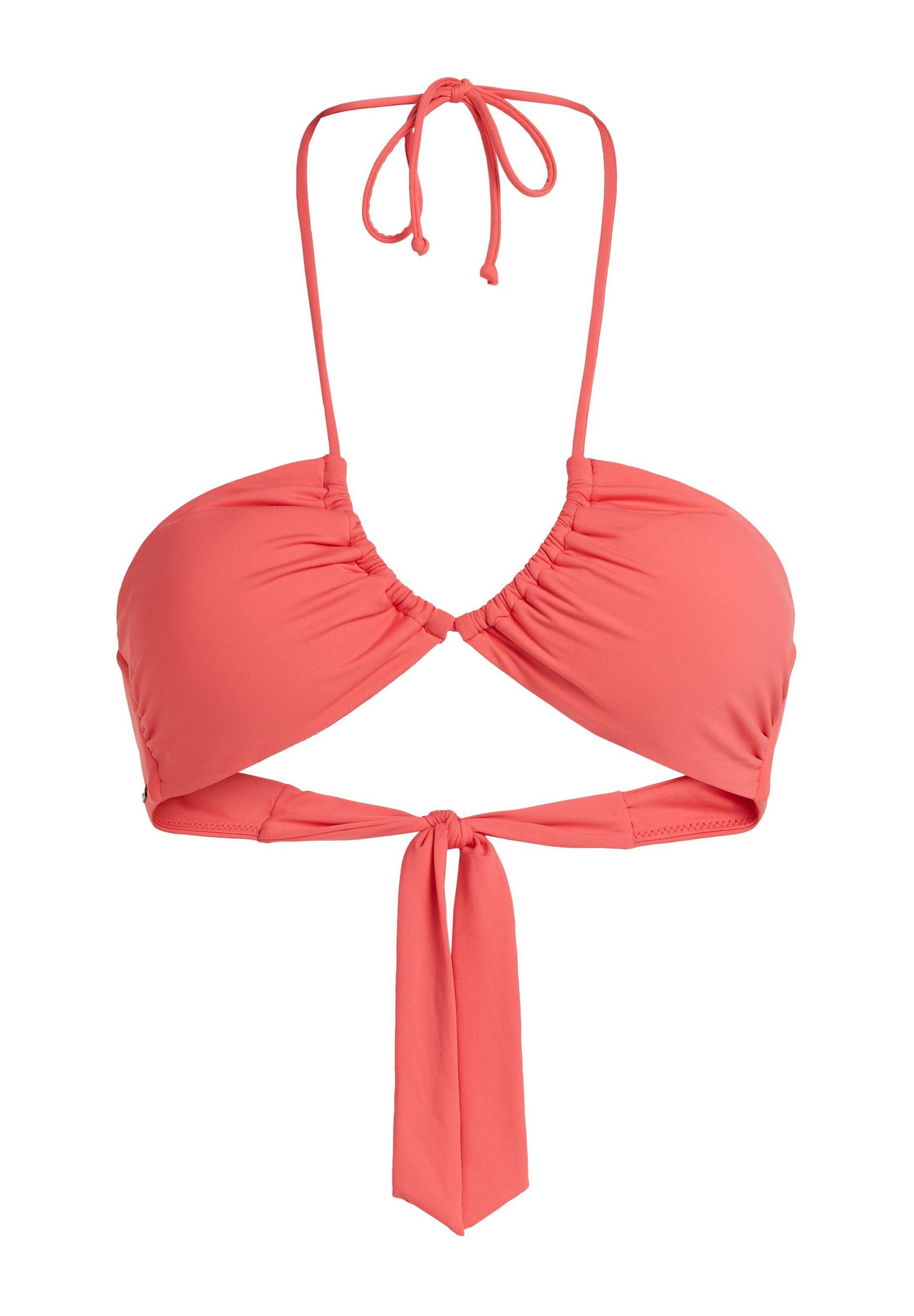 Korallenfarbener Bikini-Oberteil mit verstellbaren dünnen Trägern, gerafftem Stoff an der Brust und einer vorderen Schnürung. Glatte Textur, minimales Design.