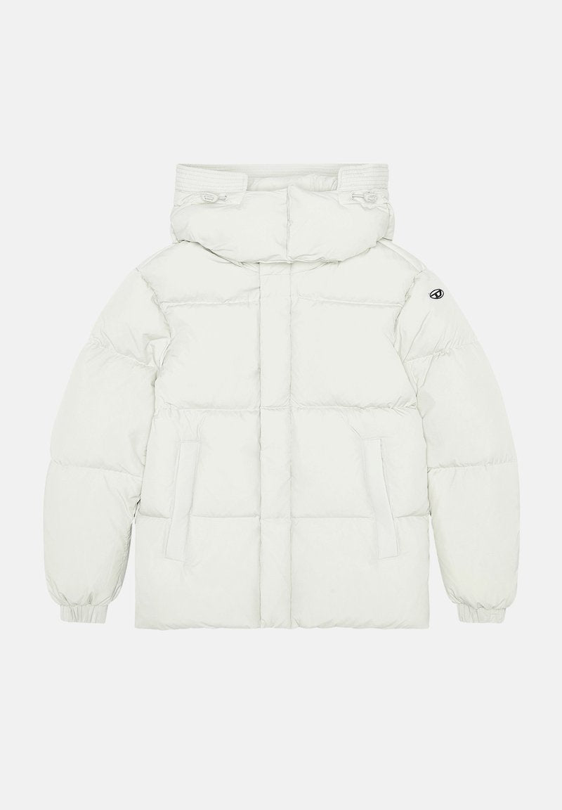 Weißer Puffer-Jacke mit Kapuze, gestepptem Design, Seitentaschen, elastischen Bündchen und einem kleinen Branding-Detail am linken Ärmel.
