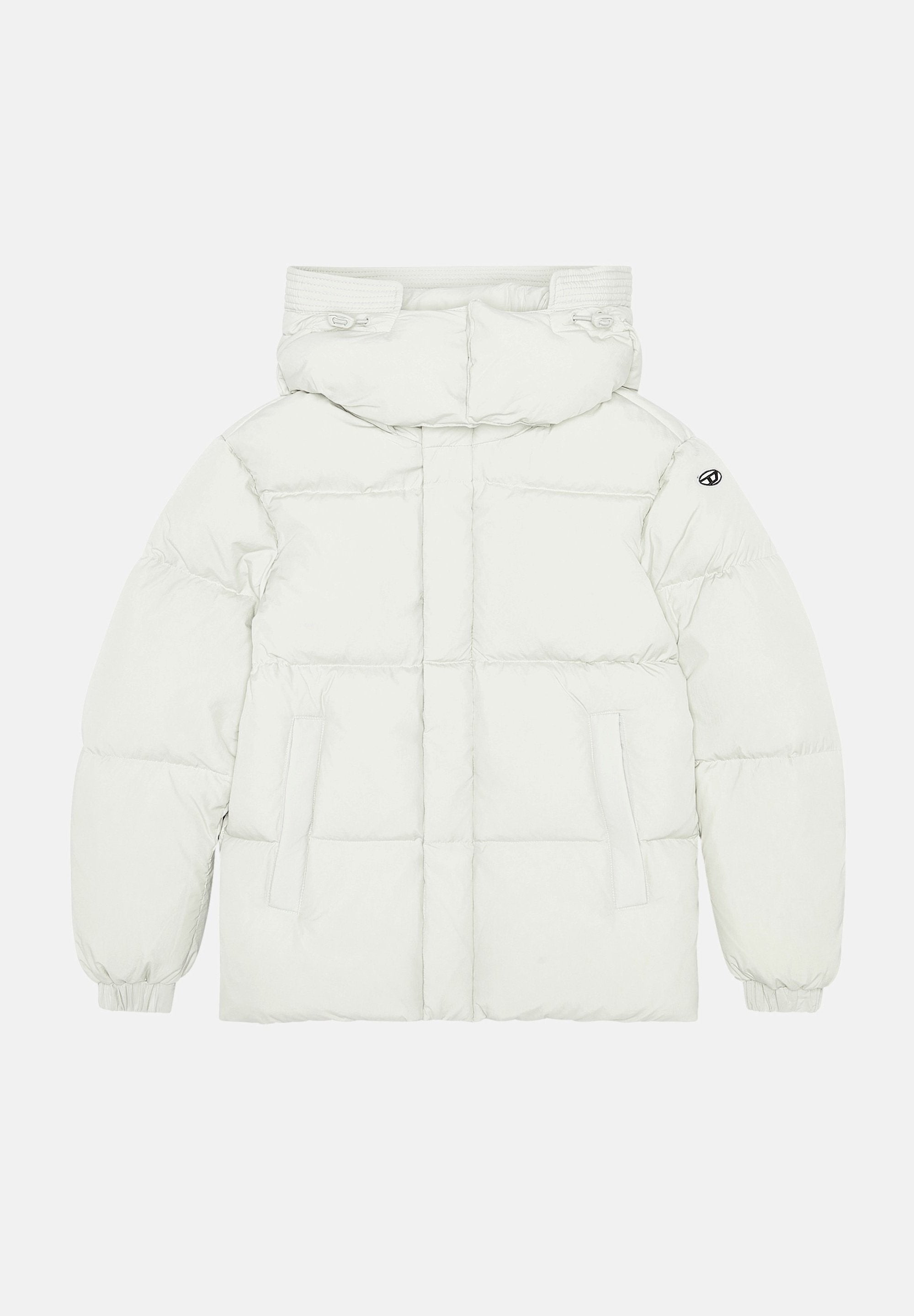 Weißer Puffer-Jacke mit Kapuze, gestepptem Design, Seitentaschen, elastischen Bündchen und einem kleinen Branding-Detail am linken Ärmel.