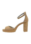 Beige Wildleder-Peeptoe-Sandalette mit einem Knöchelriemen und einem klobigen Absatz. Die Plattformsohle sorgt für Höhe und Stabilität. Strukturierte Gummisohle.