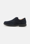 Marineblaues Wildleder-Schnürschuh mit runder Zehenpartie und schwarzer Gummisohle. Minimale Nähte und eine glatte Innenauskleidung. Strapazierfähiges und leichtes Design.