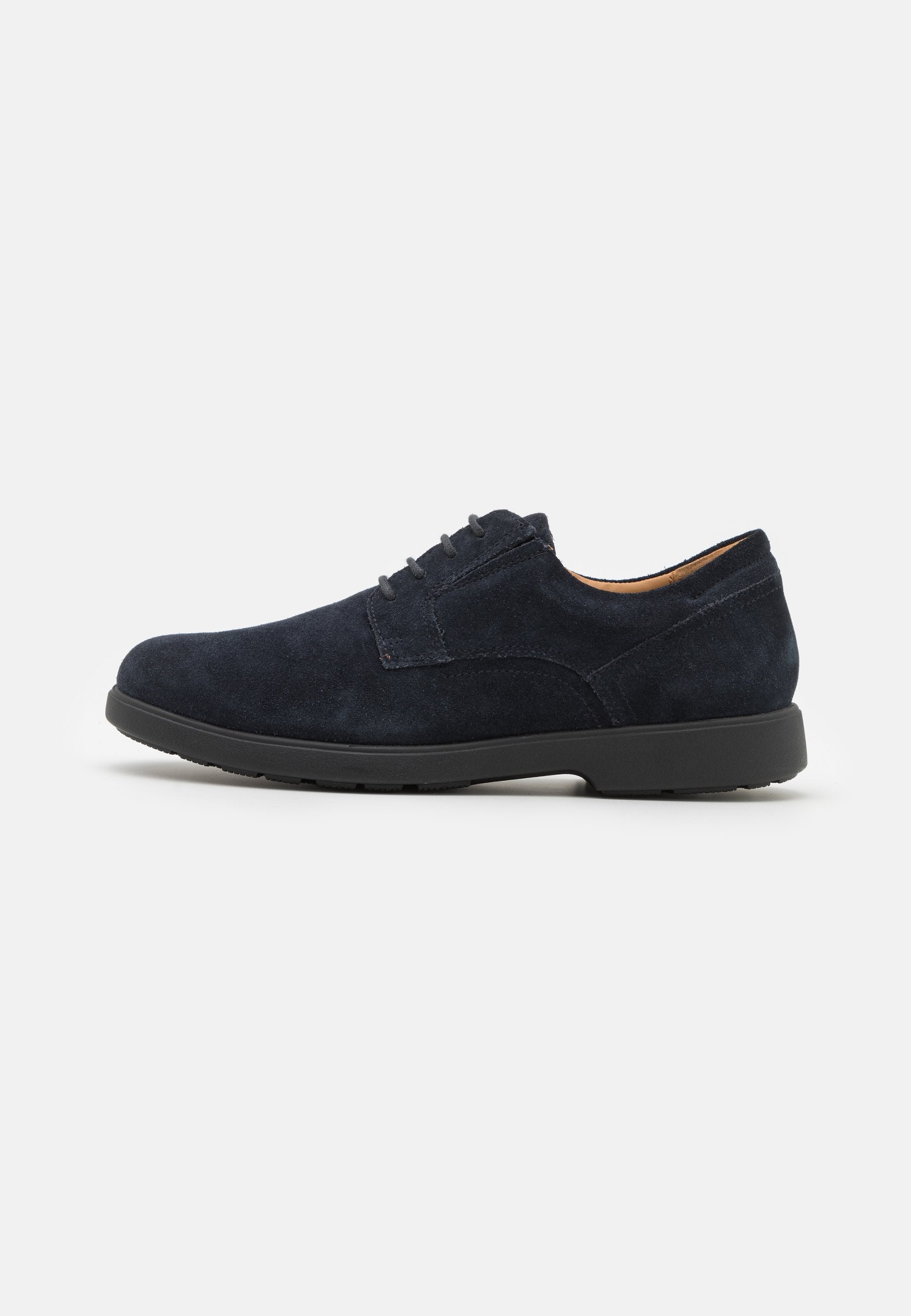 Marineblaues Wildleder-Schnürschuh mit runder Zehenpartie und schwarzer Gummisohle. Minimale Nähte und eine glatte Innenauskleidung. Strapazierfähiges und leichtes Design.