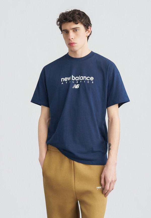 New Balance LINEAR GRAPHIC - Print T-shirt - navy