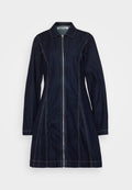 Dunkelblaues Denim-Kleid mit einem Reißverschluss vorne, spitzem Kragen, langen Ärmeln und sichtbaren hellen Nähten entlang der Nähte, mit einer ausgestellten Silhouette.