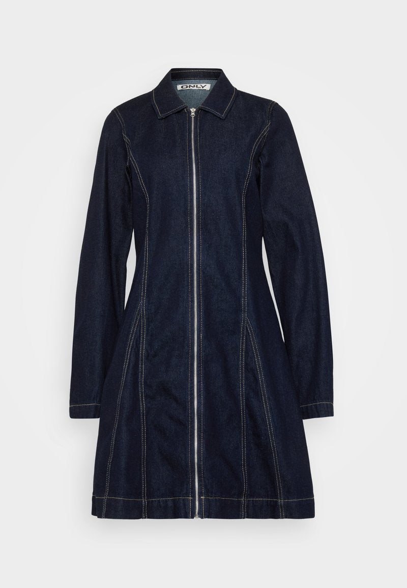 Dunkelblaues Denim-Kleid mit einem Reißverschluss vorne, spitzem Kragen, langen Ärmeln und sichtbaren hellen Nähten entlang der Nähte, mit einer ausgestellten Silhouette.