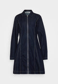 Dunkelblaues Denim-Kleid mit einem Reißverschluss vorne, spitzem Kragen, langen Ärmeln und sichtbaren hellen Nähten entlang der Nähte, mit einer ausgestellten Silhouette.