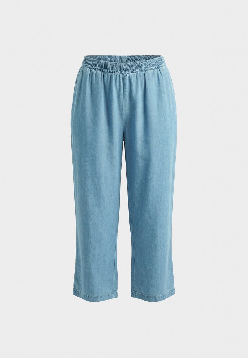 Hellblaue, locker sitzende, gekürzte Hose mit elastischem Bund, aus weichem, leichtem Stoff, auf weißem Hintergrund dargestellt.