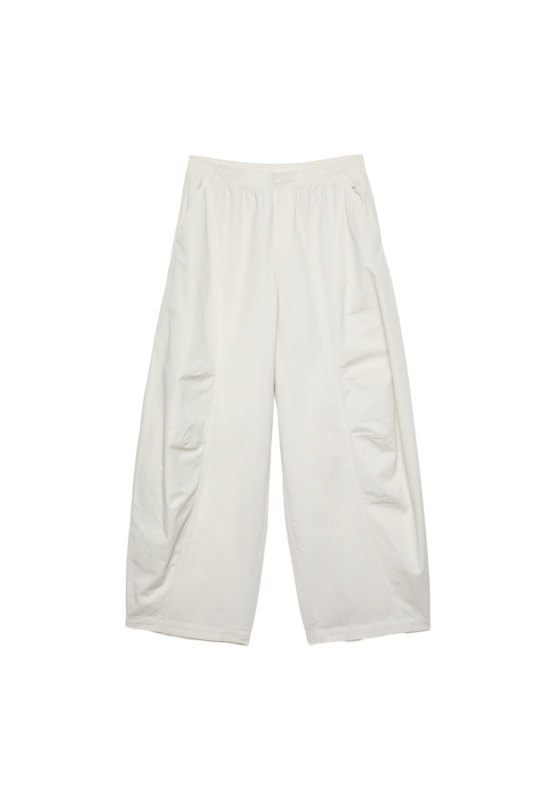 Weiße, locker sitzende Hosen mit einem elastischen Bund, seitlichen Taschen und einer glatten Textur, die überhängende Stoffdetails aufweisen.