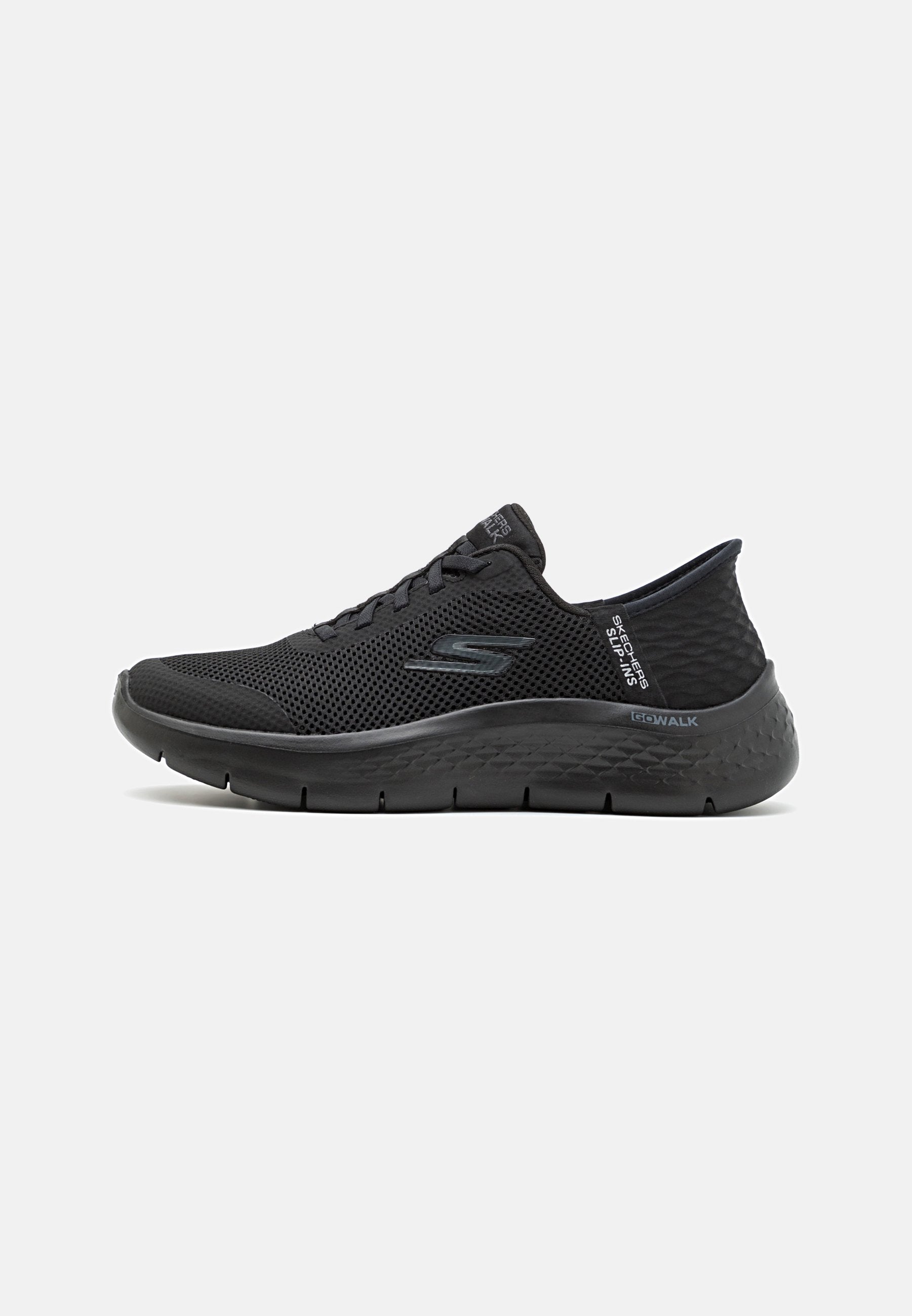 Schwarze Mesh-Wanderschuhe mit strukturiertem Design, Schnürung vorne, gepolsterter Sohle und charakteristischem Logo-Detail an der Seite und Ferse.