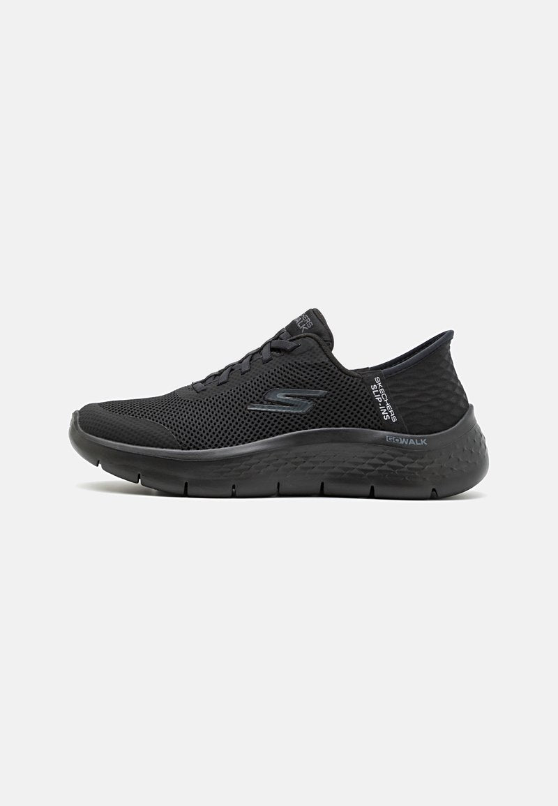 Schwarze Mesh-Wanderschuhe mit strukturiertem Design, Schnürung vorne, gepolsterter Sohle und charakteristischem Logo-Detail an der Seite und Ferse.