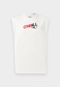 Weißes ärmelloses T-Shirt mit rotem und schwarzem O'Neill-Logo und Wellendesign auf der Brust, rundem Ausschnitt, einfarbiger Hintergrund.