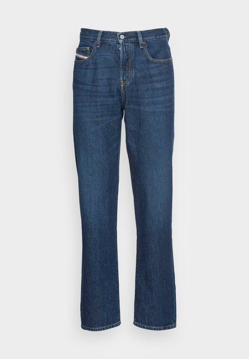 Dunkelblaue Jeans mit geradem Schnitt. Sie verfügen über Gürtelschlaufen, zwei Fronttaschen und einen Knopfverschluss an der Taille.