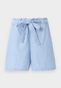 Hellblaue Stoffshorts mit elastischem Bund und vorne gebundenem Gürtel, auf einfarbigem Hintergrund dargestellt.