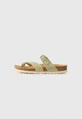 Grüne Wildleder-Sandalen mit Korkfußbett und gummierter weißer Sohle. Sie verfügen über einen Riemen mit einer Metallschnalle zur Anpassung und ein minimalistisches Design.