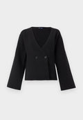 Schwarze Cropped-Jacke aus weichem Stoff, mit tiefem V-Ausschnitt, langen Ärmeln und zwei vorderen Knöpfen zum Schließen.