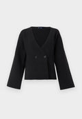 Schwarze Cropped-Jacke aus weichem Stoff, mit tiefem V-Ausschnitt, langen Ärmeln und zwei vorderen Knöpfen zum Schließen.