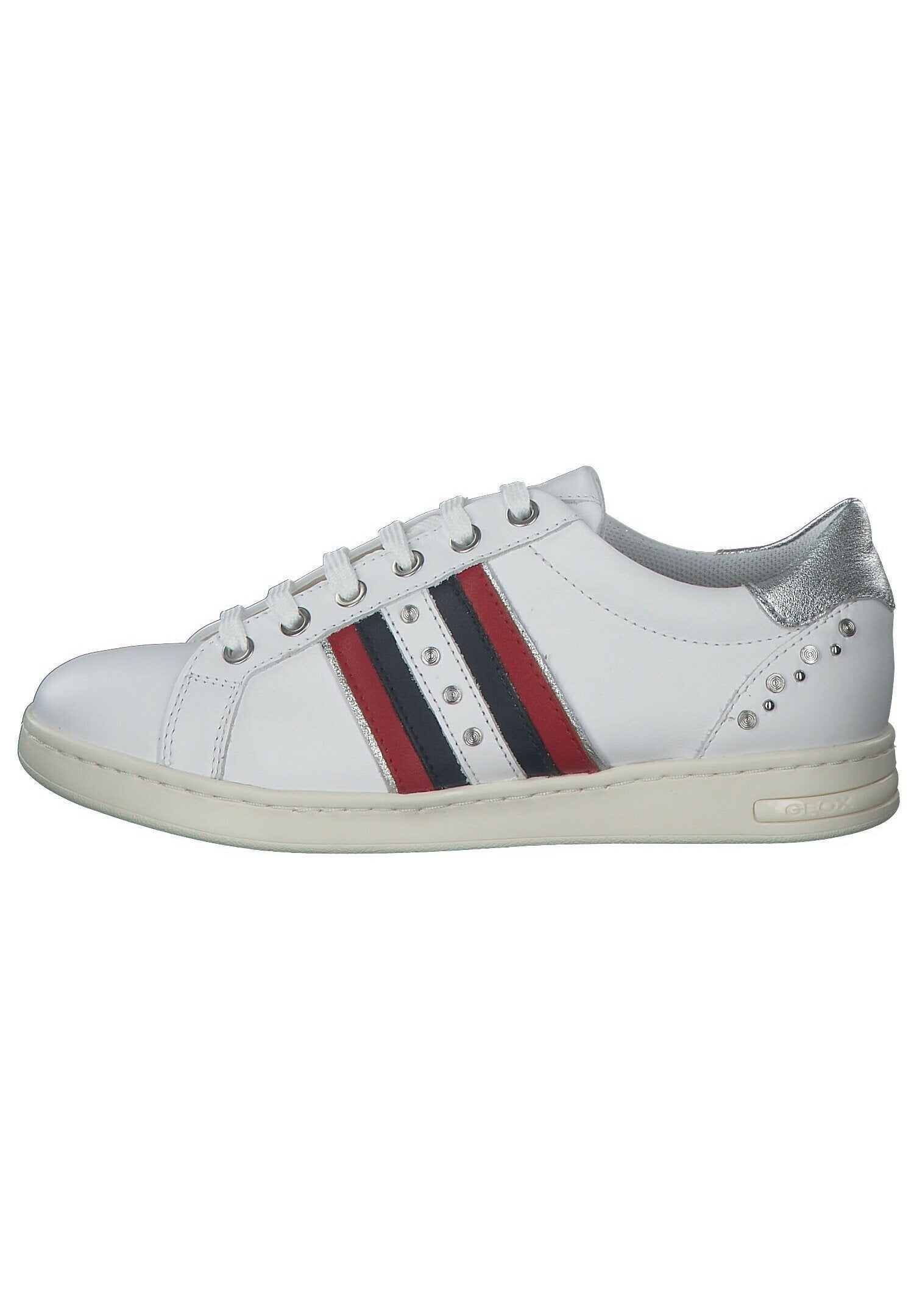 Weißer Sneaker mit roten und marineblauen Streifen, silbernen Akzenten, sechs Ösen und dekorativen Nieten an der Ferse und der Seite. Gummisohle.