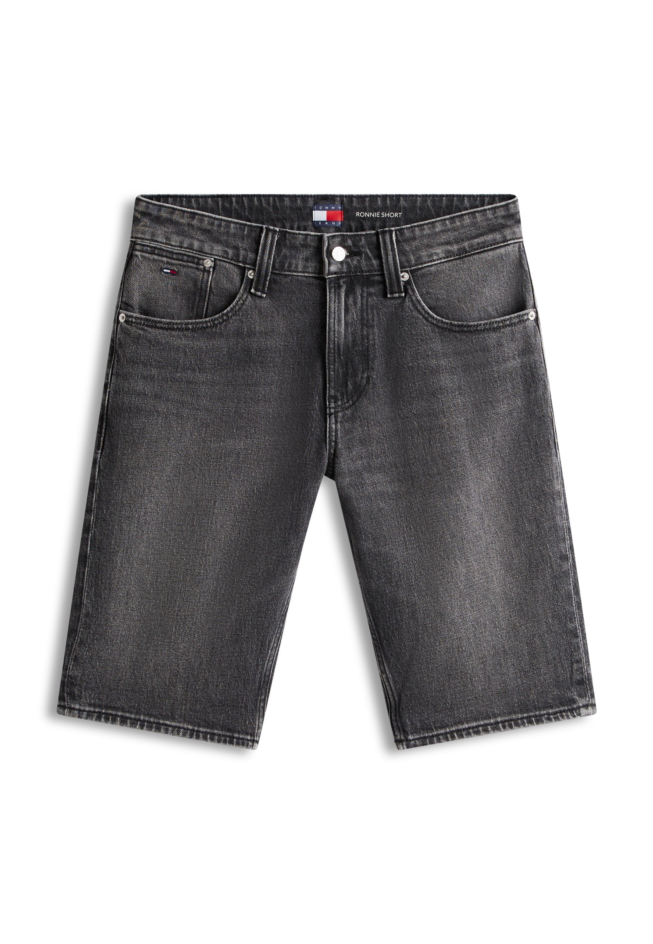 Schwarze Denim-Shorts mit Taschen vorne und hinten, Gürtelschlaufen, einem Knopfverschluss und dezentem Ausbleichungsdetail im Stoff.