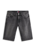 Schwarze Denim-Shorts mit Taschen vorne und hinten, Gürtelschlaufen, einem Knopfverschluss und dezentem Ausbleichungsdetail im Stoff.