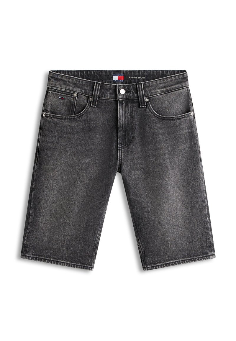 Schwarze Denim-Shorts mit Taschen vorne und hinten, Gürtelschlaufen, einem Knopfverschluss und dezentem Ausbleichungsdetail im Stoff.