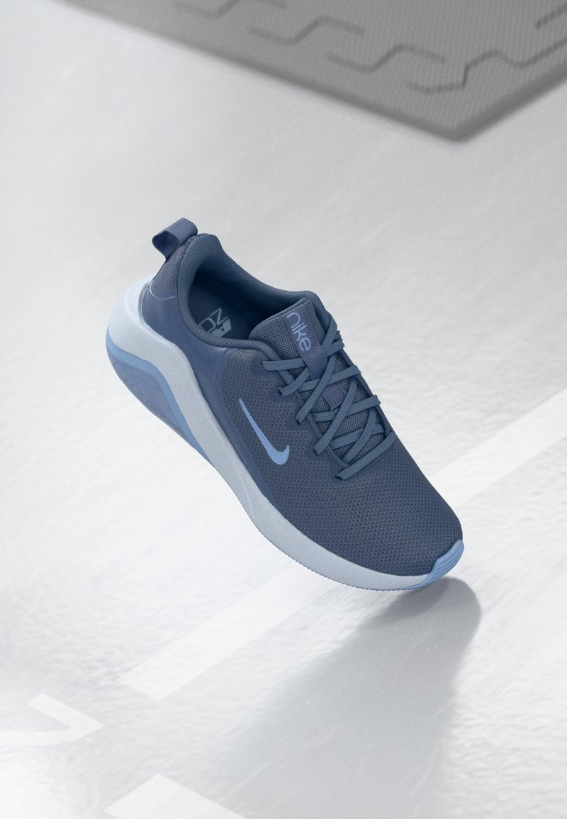 Dunkelblaue Sportschuhe mit strukturiertem Mesh-Obermaterial, Schnürsenkeln und hellblauen Akzenten. Verfügt über eine gepolsterte Sohle und eine Zuglasche an der Ferse für bequemes Anziehen.