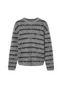 Grauer gestrickter Pullover mit schwarzen horizontalen Streifen, Rundhalsausschnitt und gerippter Textur. Verfügt über lange Ärmel und einen abgerundeten Saum.