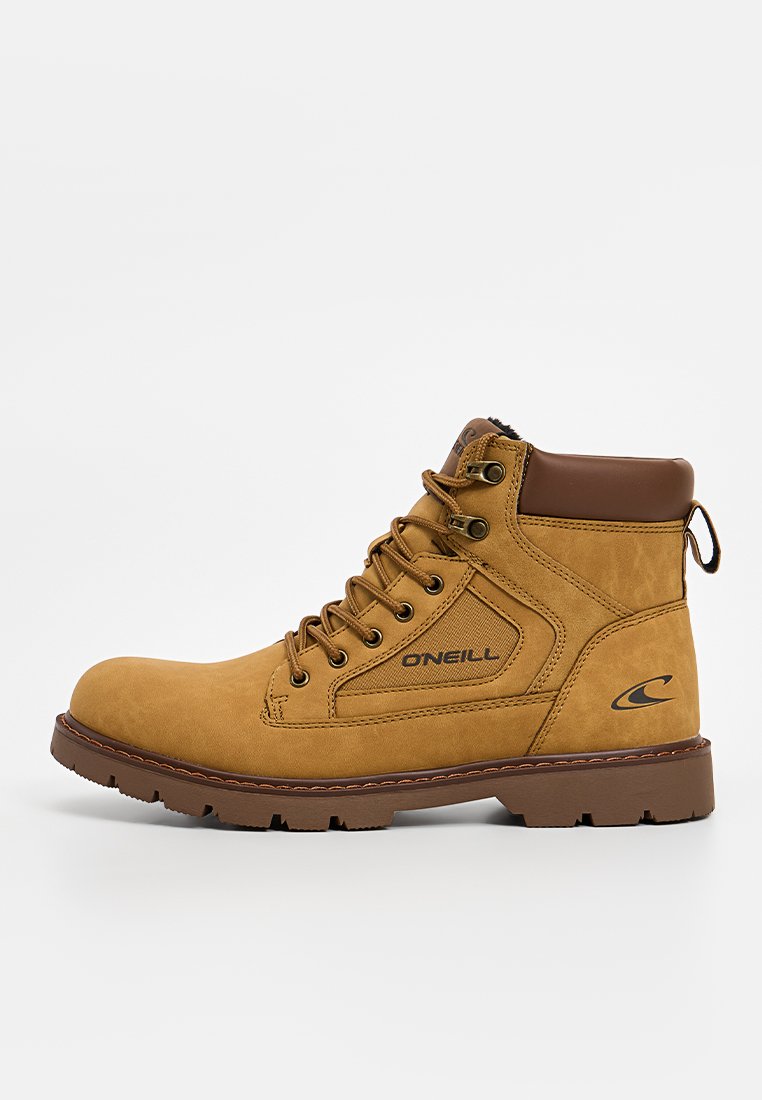 Braune Leder-Stiefeletten mit strukturierten Paneelen, gepolstertem Kragen und schwarzem Logo. Mit Metallösen und robustem Profilsohle für guten Halt.